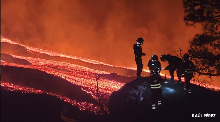 Cinco miembros de la Unidad Militar de Emergencias recogen muestras de lava en el volcán de La Palma.