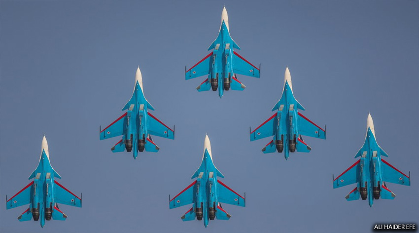 Aviones de ‘Russian Knights’ de Rusia actúan durante la exhibición de vuelo en el Dubai Airshow 2021.