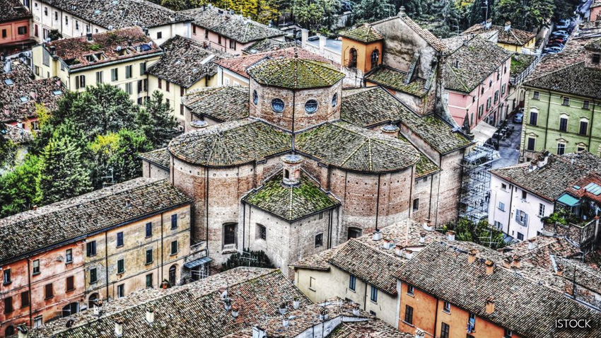 Brisighella (Emilia Romaña)  A postado sobre una colina con vistas al valle, Brisighella pertenece al selecto club de los pueblos más bellos de Italia y ostenta la bandera naranja al mejor turismo sostenible que otorga el Italian Touring Club. También los títulos ciudad lenta y ‘ciudad del aceite y el vino