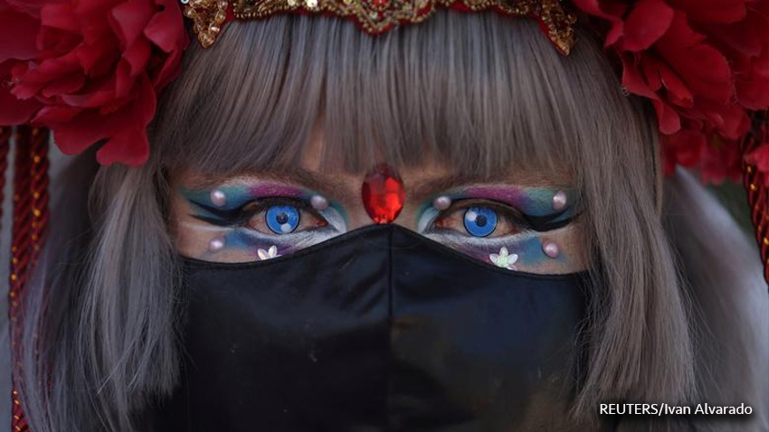 Asistente a un desfile del orgullo LGBT + en Santiago, Chile.