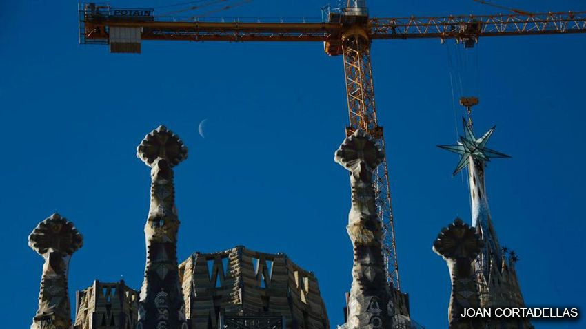 Barcelona corona la torre de María; de la Sagrada Família con una gran estrella Con esta pieza de acero y vidrio acaba la construcción del pináculo que, con sus 138 metros de altura, es ahora el más alto.