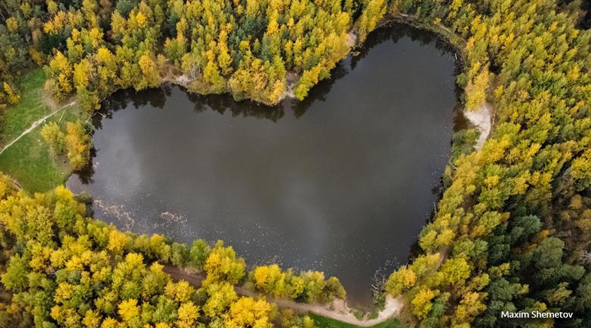 Un lago en forma de corazón se ve rodeado de árboles de colores otoñales fuera de Balashikha, región de Moscú, Rusia