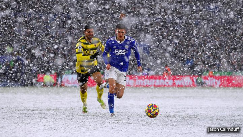 Luke Thomas del Leicester City en acción con Ozan Tufan del Watford mientras cae la nieve durante su partido de la Premier League en Leicester, Gran Bretaña.