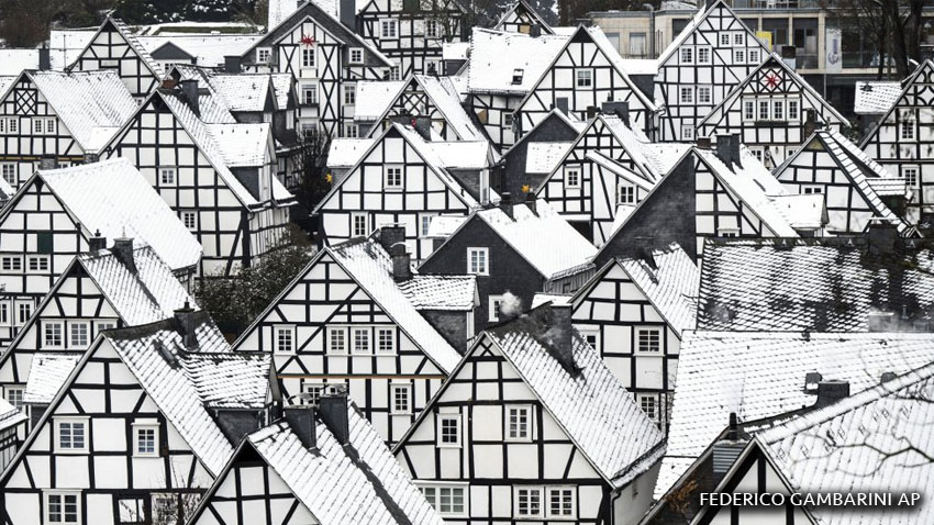 Nieve en los tejados de pizarra del casco antiguo de la localidad alemana de Freudenberg.