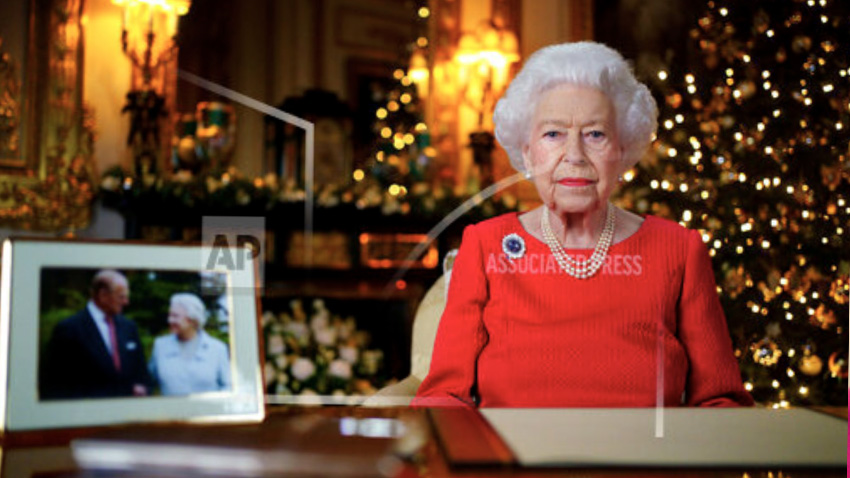 En esta foto la reina Isabel II de Gran Bretaña registra su transmisión anual de Navidad en el Castillo de Windsor, Windsor, Inglaterra.