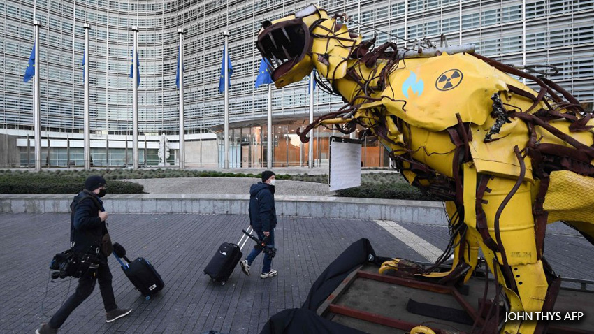 Activistas de Greenpeace instalaron un dinosaurio gigante de chatarra frente a la sede de la Comisión Europea (CE) en Bruselas