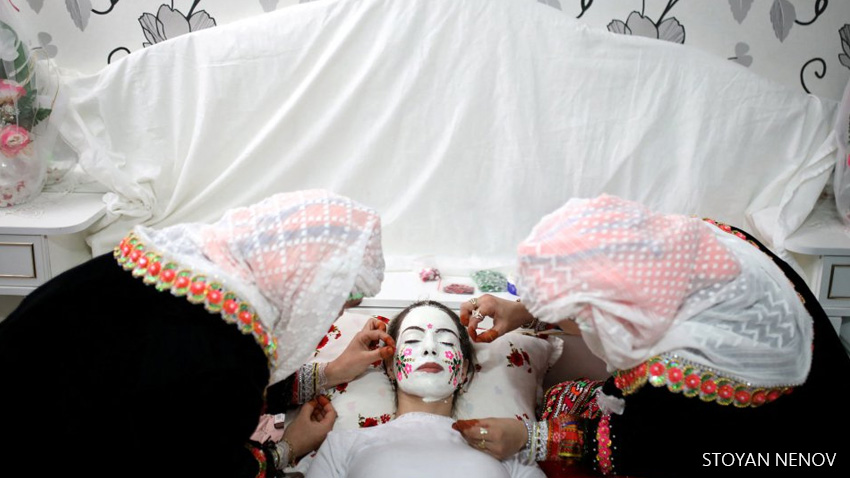 La mujer musulmana es maquillada para su boda en el pueblo de Ribnovo, en las montañas Ródope (Bulgaria).