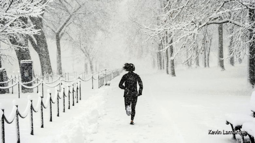 Una corredora trota por el National Mall durante una tormenta de nieve en Washington