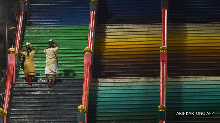 Devotos hindúes portan ‘Paal Kudam’ (tarros de leche) antes de la festividad de Thaipusam, en Kuala Lumpur, Malasia.