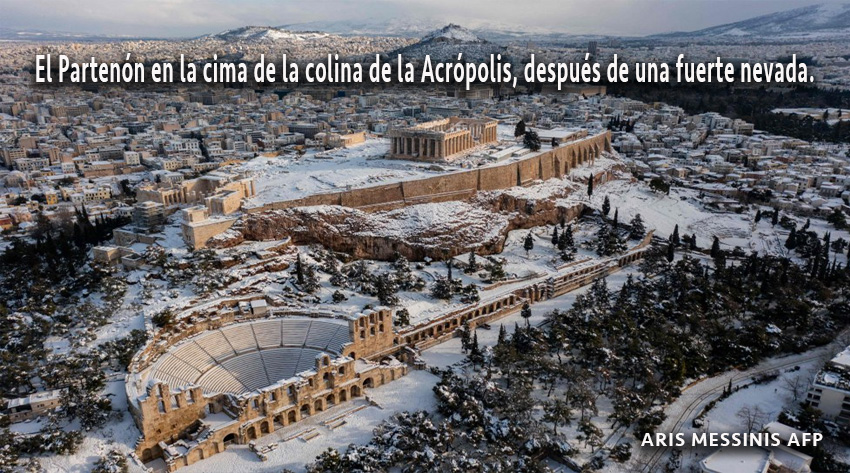 El Partenón en la cima de la colina de la Acrópolis, después de una fuerte nevada en Atenas.