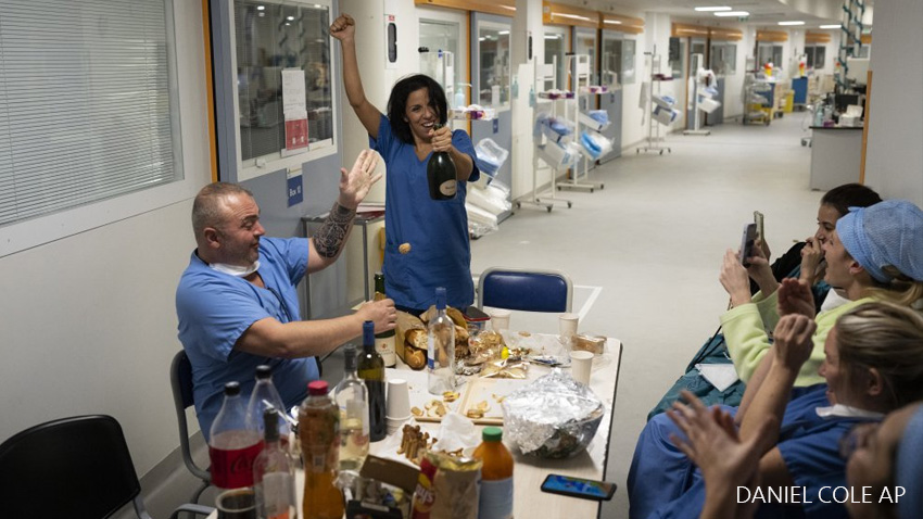 La enfermera Bess Tribout celebra el año nuevo en la unidad de cuidados intensivos COVID-19 del hospital la Timone en Marsella, Francia.