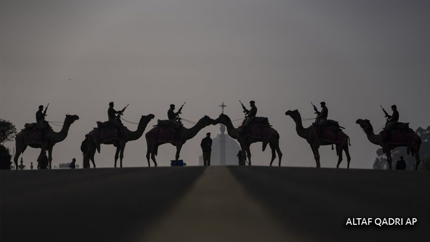 Soldados montados en camellos se forman durante los ensayos para la próxima ceremonia de Beating Retreat en India