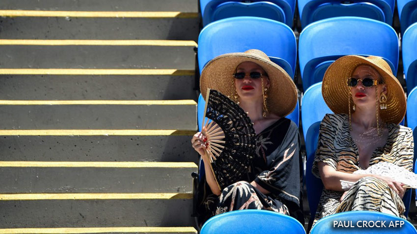 Dos espectadoras del torneo de tenis Abierto de Australia