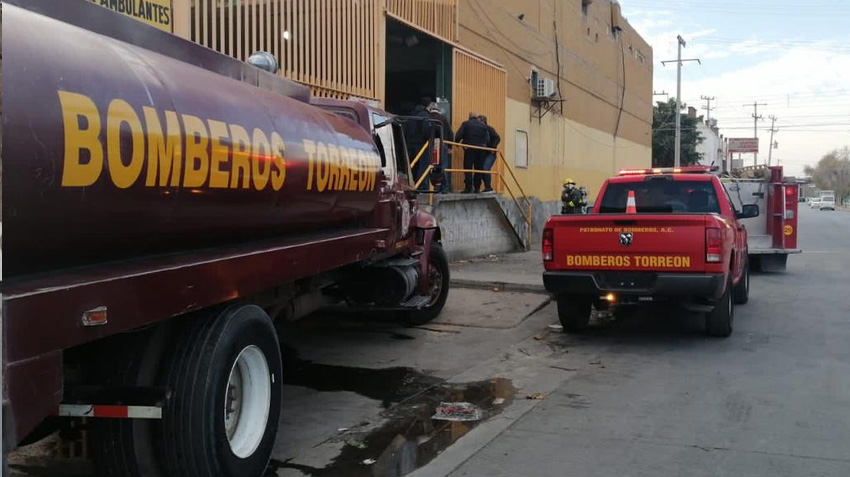 <strong>Bomberos de Torreón sofocan incendio al interior del mercado Abastos</strong>