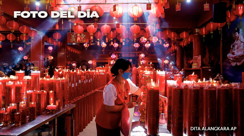 Una mujer enciende una vela durante sus oraciones para celebrar el Año Nuevo Lunar, en el templo Hok Lay Kiong en Bekasi  Foto-DITA ALANGKARA AP