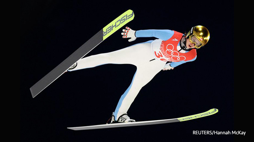 Lisa Eder de Austria en acción durante el salto de esquí femenino.