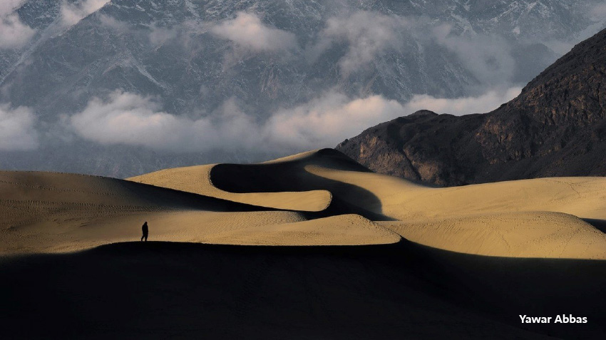 Pakistán. A la luz de esta espectacular puesta de sol se encuentra el frío desierto de Skardu