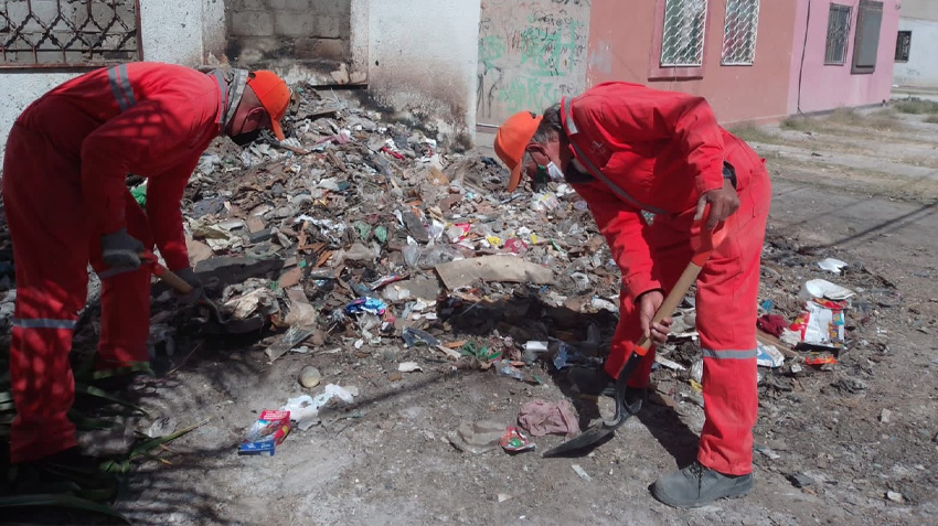 <strong>Servicios Públicos retira basura y escombro de «Condominios Manhattan»</strong>