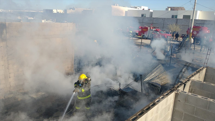 Bomberos de Torreón controlan incendio en Villas San Agustín