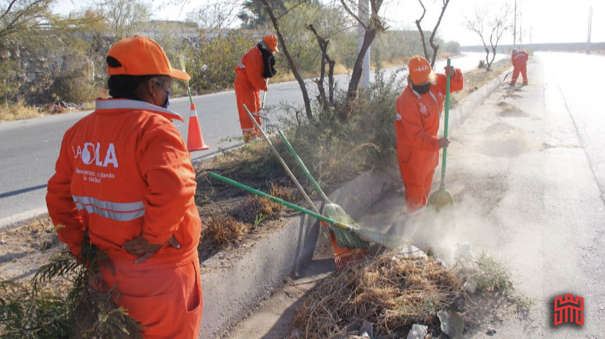 <strong>Por trabajos de limpieza en Periférico de Torreón piden usar carriles laterales</strong>