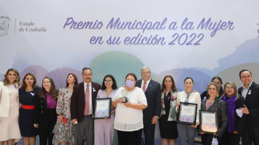 <strong>Entrega Chema Fraustro premio y reconocimientos a mujeres destacadas</strong>