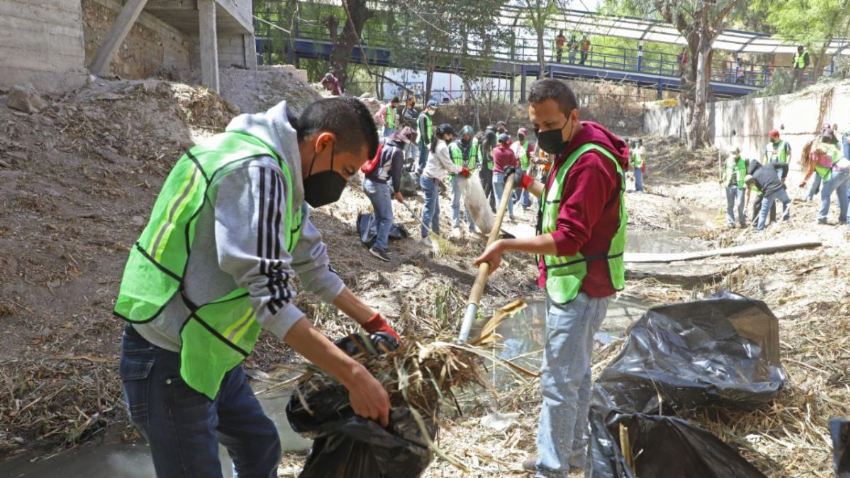 <strong>Unidos Gobierno de Saltillo y estudiantes del ITS limpian arroyo</strong>