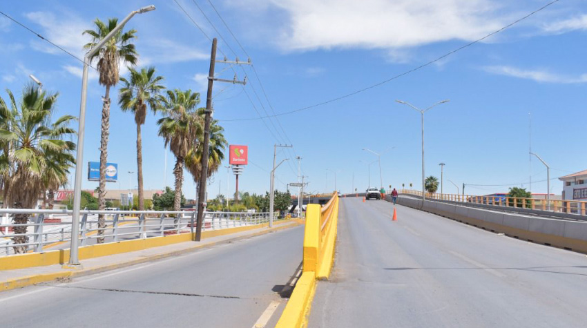 <strong>Continúan mantenimiento en puentes de Torreón</strong>