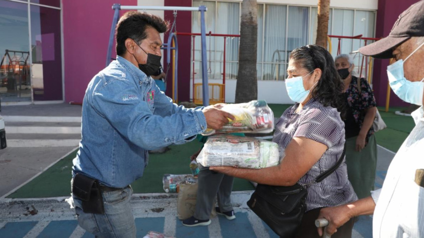 <strong>Entrega DIF Saltillo paquetes alimenticios a la población vulnerable</strong>