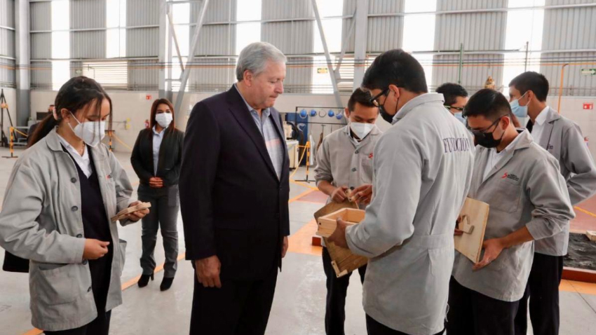 Se reúne ChemaF con jóvenes del Instituto Don Bosco