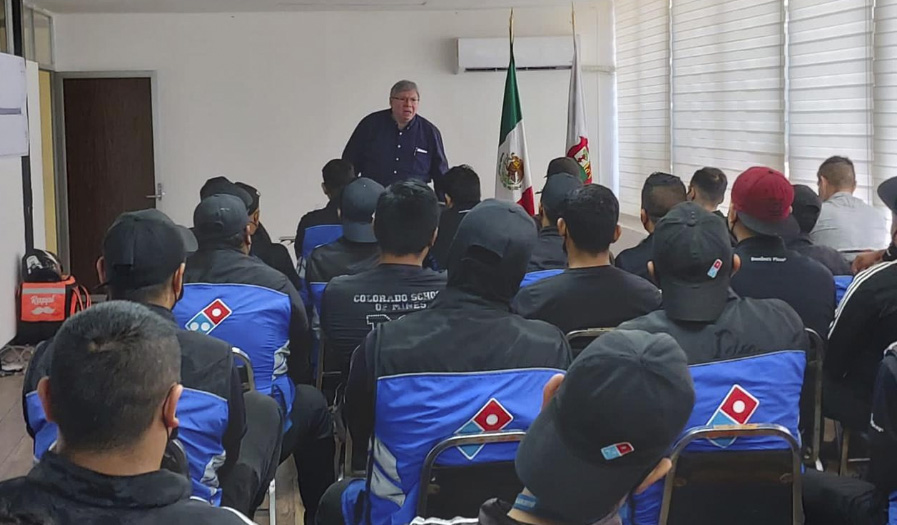 <strong>Repartidores de comida en Torreón, participan en conferencia para mejorar servicio</strong>