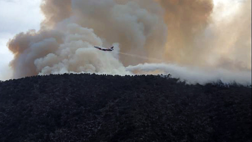 El Air Tanker realizó descargas de agua en Santa Rosa