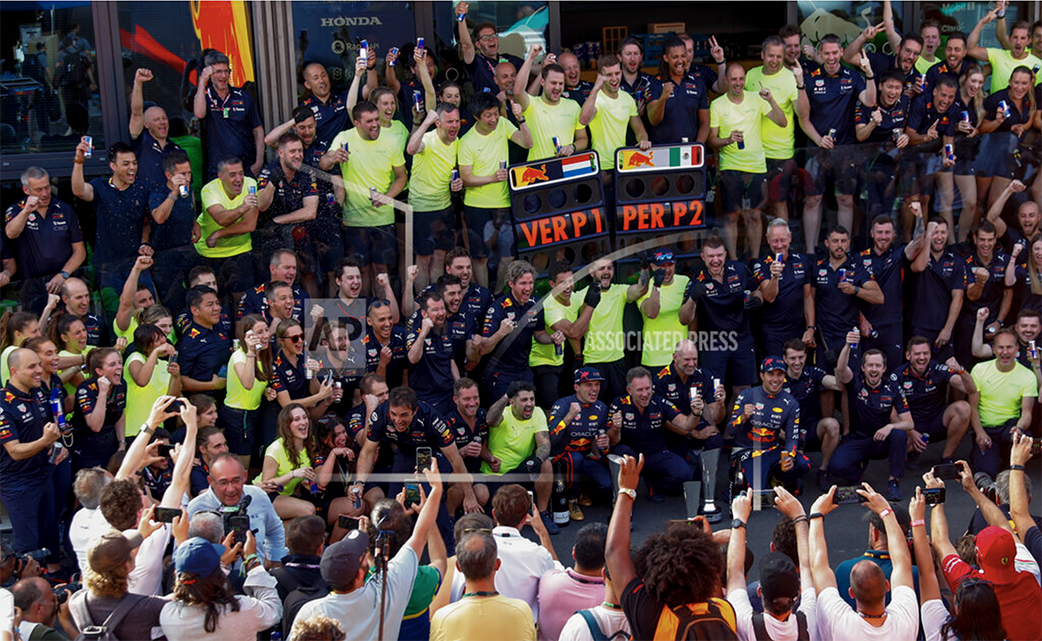 El equipo Red Bull celebra con los miembros de su equipo después de ganar el Gran Premio de España de Fórmula Uno de Barcelona , España.