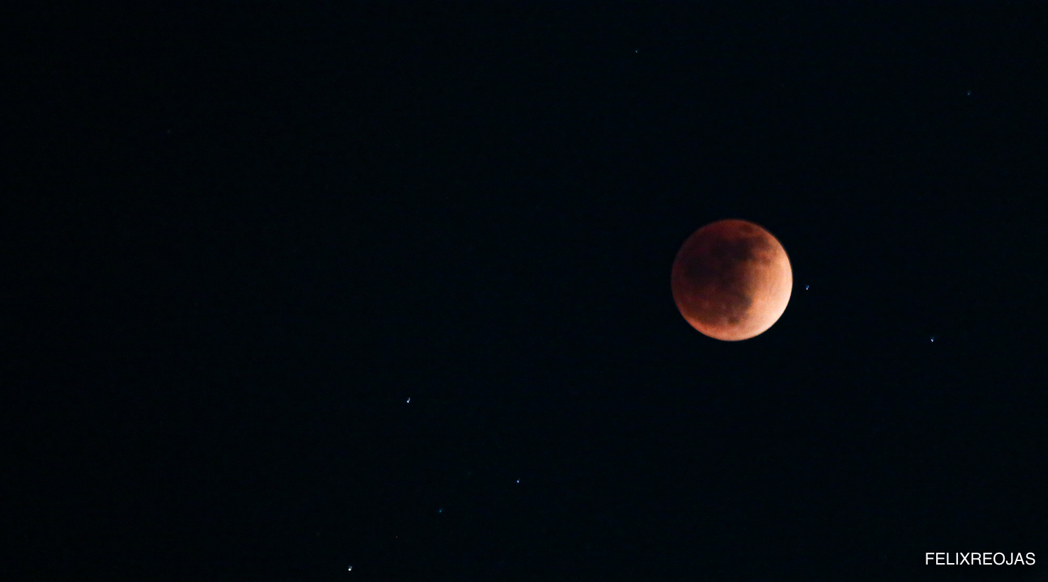 La Luna enrojeció durante un eclipse el domingo por la noche