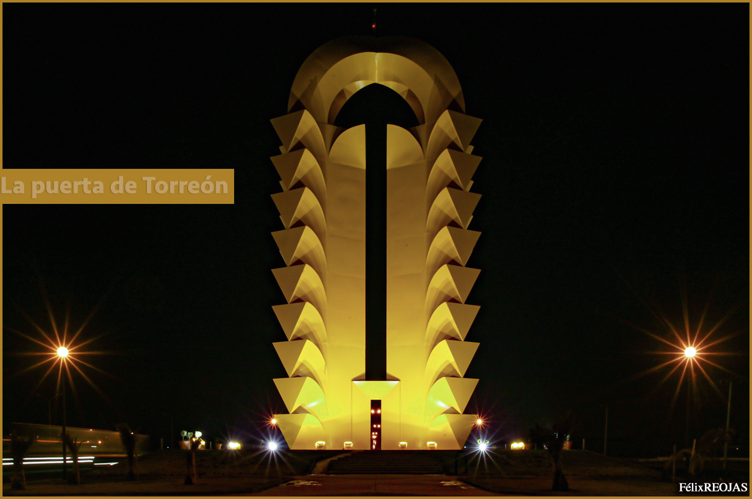 La puerta del escultor Sebastián,  mide 40 mts. Representa una espiga de Trigo y a su vez la agricultura, su color el desierto y 38 granos por cada municipio de Coahuila