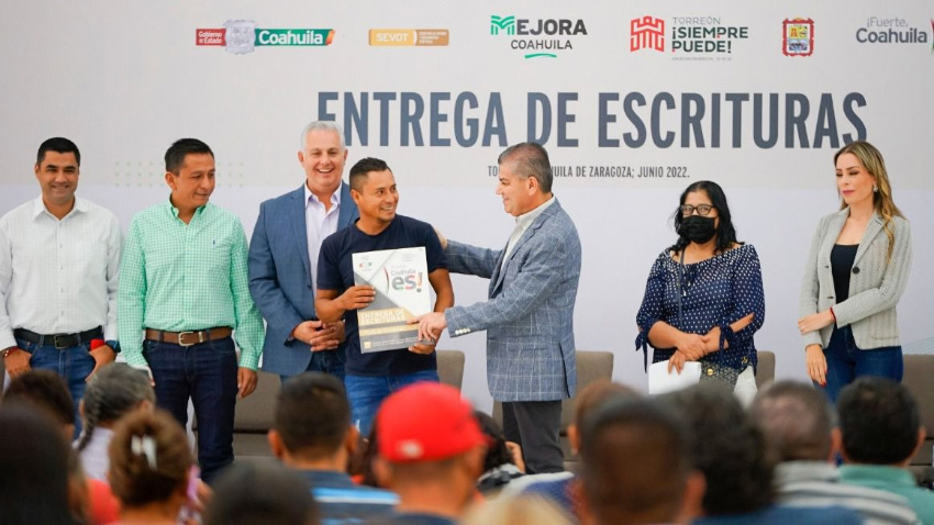 Entrega gobernador Riquelme 230 escrituras en la RLaguna