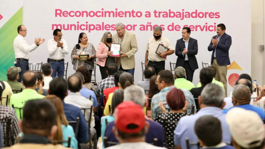 <strong>Reconoce Chema Fraustro a trabajadores hasta por 40 años de servicio</strong>