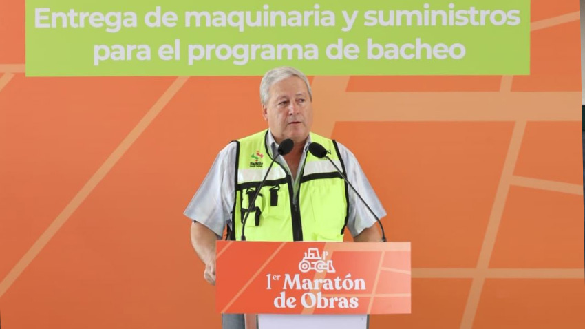 <strong>Fortalece Chema Fraustro programa de bacheo con más maquinaria y suministros</strong>