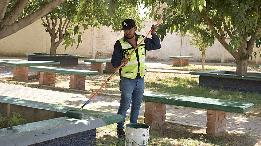 <strong>Realizan trabajos para el mejoramiento de plazas públicas de Torreón</strong>