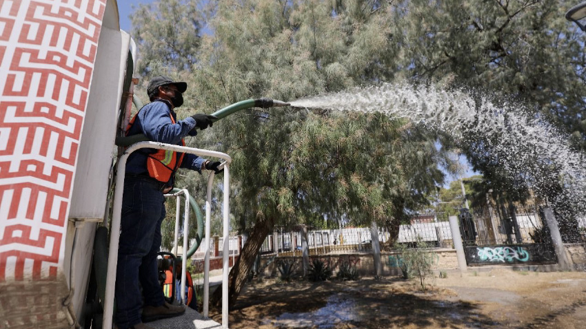 <strong>Inicia el riego con agua tratada en plazas públicas de Torreón</strong>