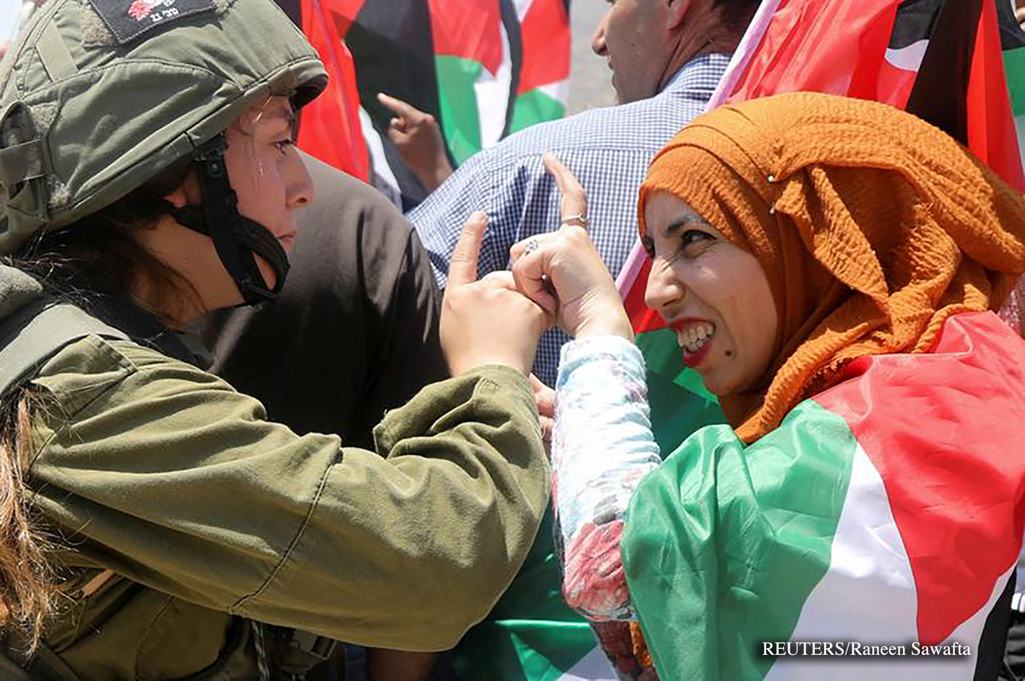 Una soldado israelí discute con una manifestante  palestina durante una protesta contra los asentamientos israelíes en el Valle del Jordán, en la Cisjordania ocupada por Israel