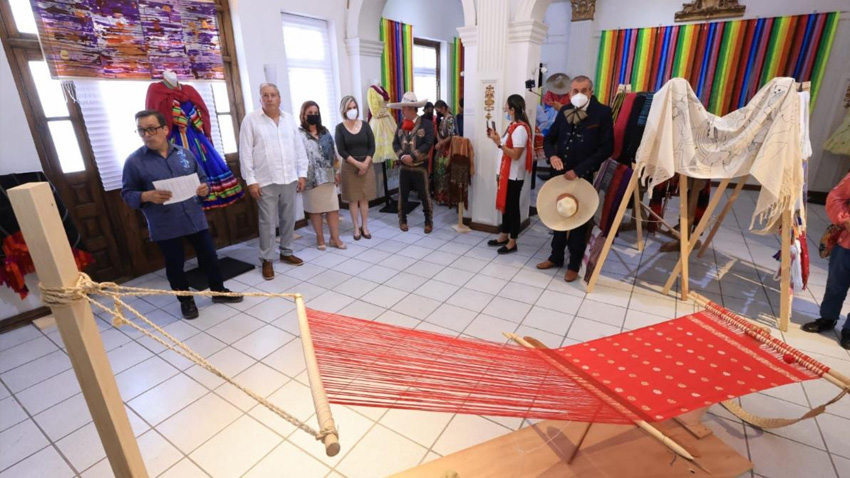 Dentro de la FINA, inaugura ChemaF exposición del Sarape y Rebozo