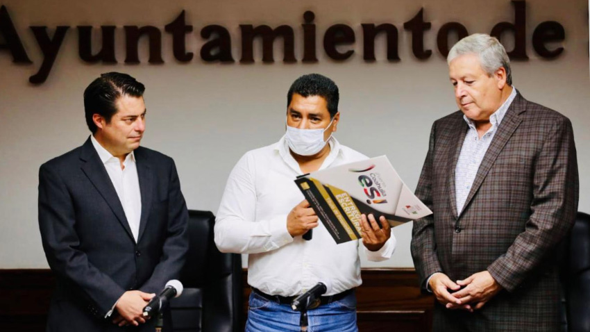 <strong>Atiende petición añeja Chema Fraustro con entrega de escrituras</strong>