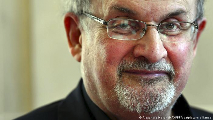 Salman Rushdie: obligado a vivir con miedo salió de las sombras