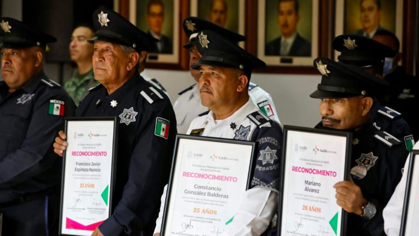 <strong>Reconoce Chema Fraustro a policías por años de servicio</strong>