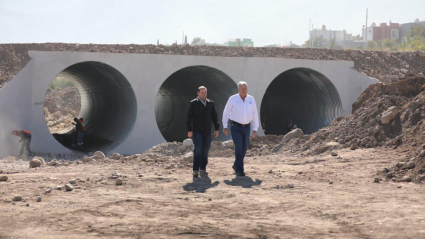 <strong>Supervisa Chema Fraustro avance de nuevo puente vehicular</strong>