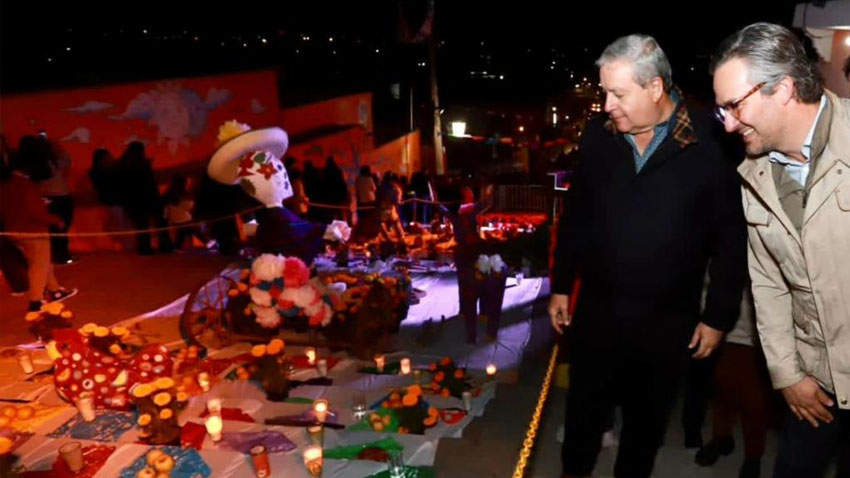 <strong>Visita Chema Fraustro altar monumental de muertos en Santa Anita</strong>