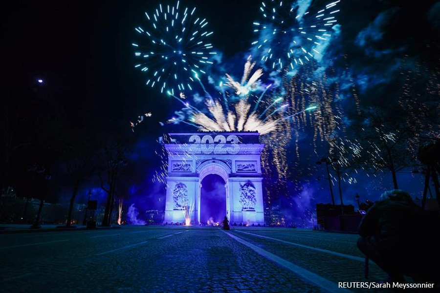 Los fuegos artificiales iluminan el cielo sobre el Arco del Triunfo durante las celebraciones de Año Nuevo en la avenida de los Campos Elíseos en París, Francia.