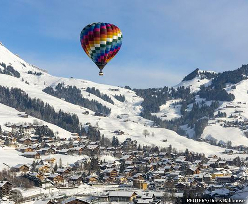 Un globo participa en el 43º Festival Internacional de Globos Aerostáticos en Chateau-d’Oex, Suiza. REUTERS/Denis Balibouse