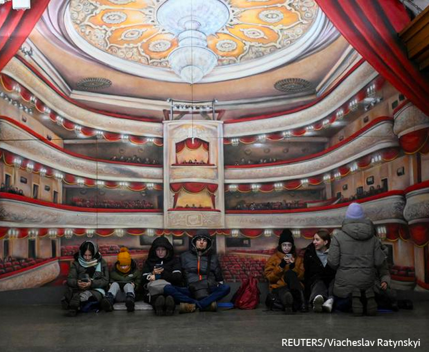 Las personas se refugian dentro de una estación de metro durante los ataques masivos con misiles rusos en Kyiv, Ucrania.