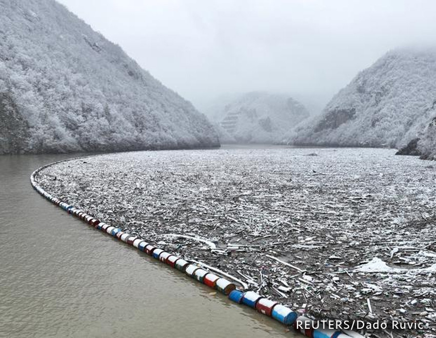 Toneladas de desechos flotantes flotan en el río Drina cerca de Visegrad, Bosnia y Herzegovina. Foto…REUTERS/Dado Ruvic